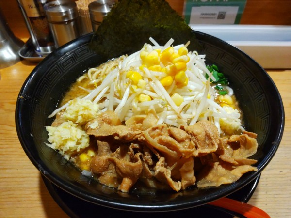 「肉盛り味噌ラーメン」@肉盛り味噌らーめん 侍倶楽部 赤羽駅前店の写真