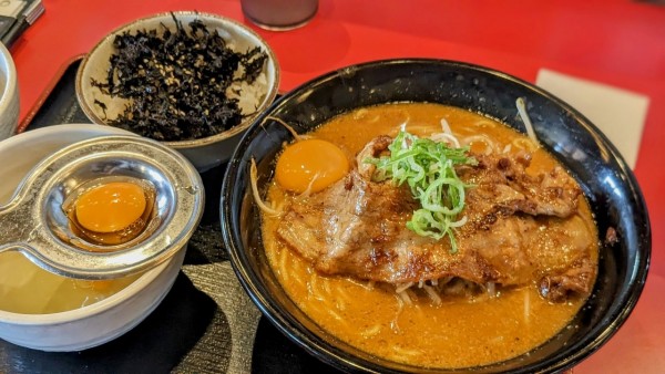 「炙り豚バラ百年マルキン味噌ラーメン＋岩海苔玉めし丼（1050円＋」@百年味噌ラーメン マルキン本舗 高崎店の写真