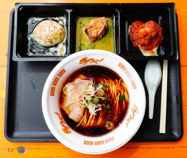 「【八咫烏】トウキョウニュー醤油ヌードル＋3種の味変」@大つけ麺博 Presents 日本ラーメン大百科の写真