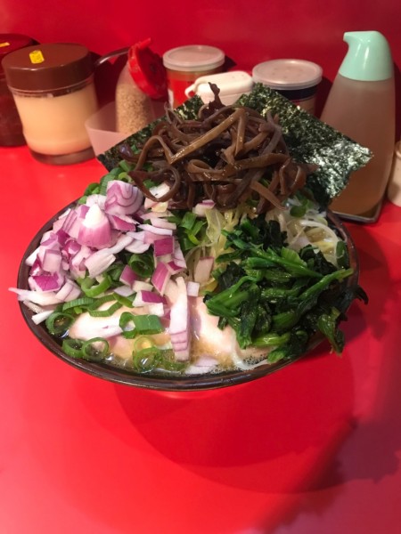 「ねぎラーメン＋九条ねぎ＋むらさきたまねぎ 1,000円」@どんとこい家の写真