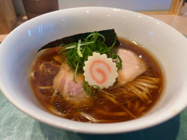 「醤油らぁ麺」@らぁ麺 花萌葱の写真