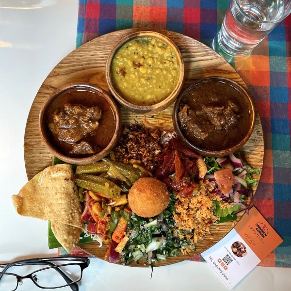 「カレー3種類 おもてなしプレート」@シナモンガーデン（CINNAMON GARDEN）の写真