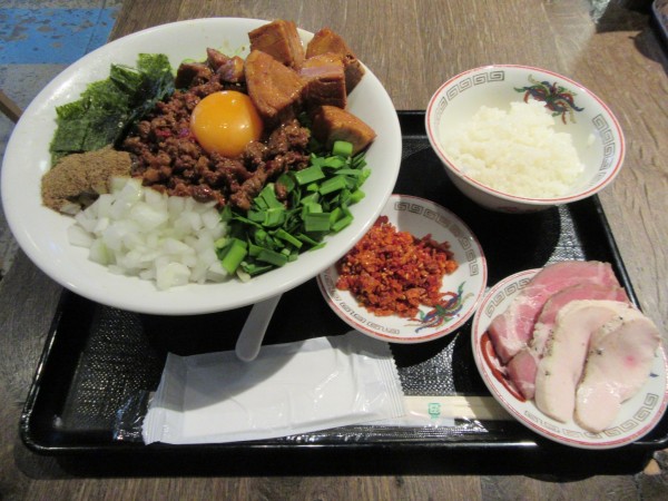 「特級台湾まぜそば（１３３０円）＋チャーシュー＋辛味」@特級鶏蕎麦 龍介 PLAY atre TSUCHIURA店の写真