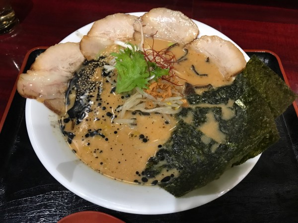 「豚骨赤味噌ラーメン　980円」@どーもの写真