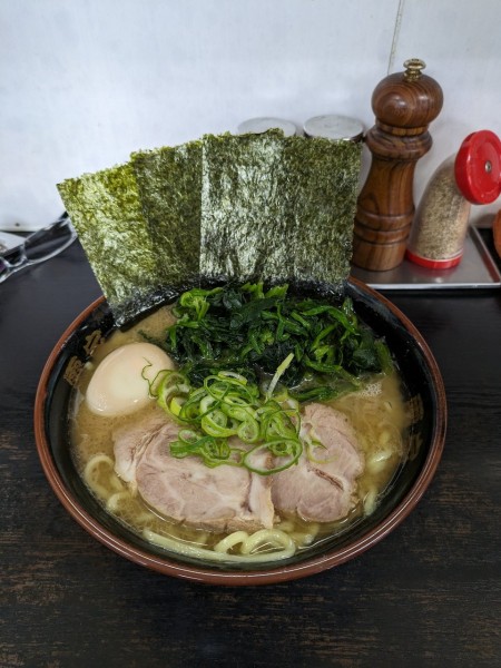 「ラーメン味玉、ホウレン草増し」@雷家の写真