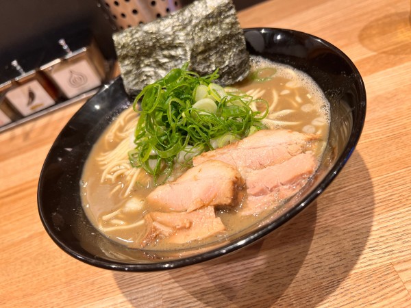 「豚骨煮干」@豚骨醤油 三輪の写真