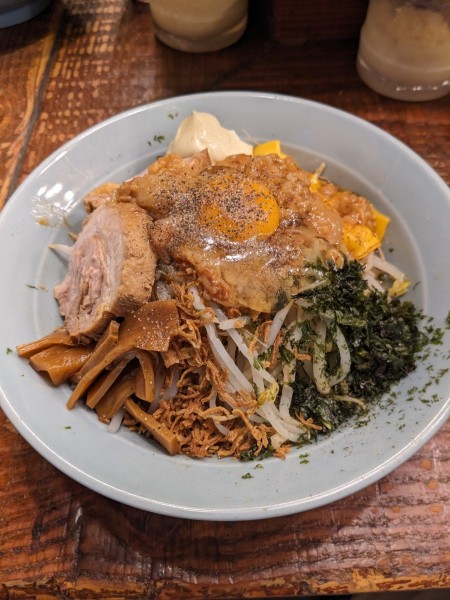 「汁なし塩コショウ麺」@立川マシマシの写真