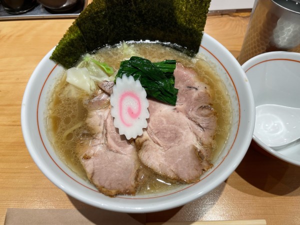 「醤油豚骨中太麺」@銀座 嚆矢の写真