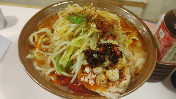 「豚１枚大ラーメン(300g)・麺増し✖︎４・すっぱ辛・烏龍茶」@成蹊前ラーメン 吉祥寺の写真