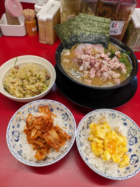 「ラーメン➕炒飯➕半キムチまぶし➕半玉子まぶし➕コロチャー」@王道家直伝 との丸家 八潮店の写真