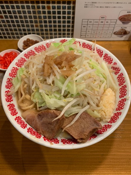 「ラーメン小900円 紅生姜50円 漬けニンニク50円」@草津温泉 濃厚豚骨ラーメン 豚りんのの写真