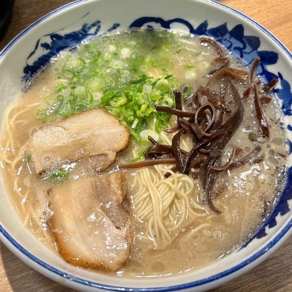 「糸島豚骨ラーメン（カタ）」@元祖 糸島ラーメン銅羅 空港店の写真