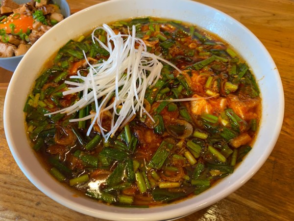 「にらの極みそば（汁あり）＋辛にら＋チャーシュー丼」@NOODLE BOWL MAZEの写真