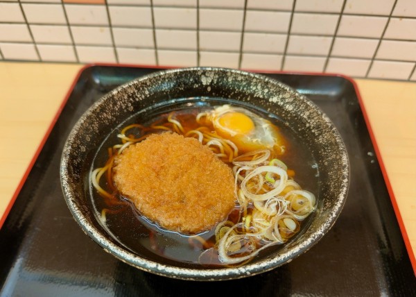 「コロッケそば(390円)+生玉子(100円)」@梅もと ヤエチカ店の写真