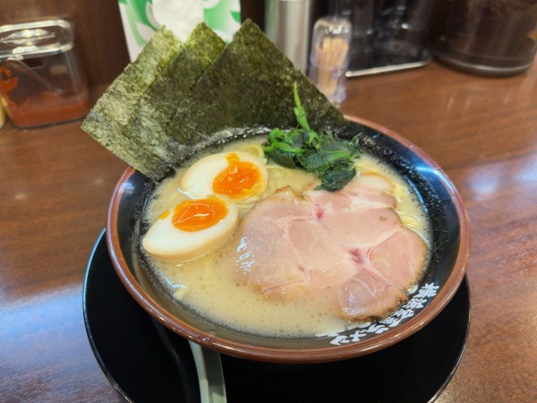 「醤油ラーメン」@横浜家系ラーメン 丸岡商店 東新町店の写真