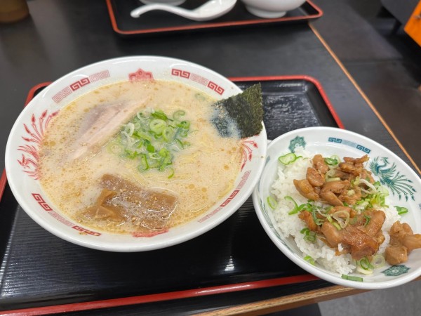 「豚骨ラーメン」@日高屋 新宿三丁目店の写真