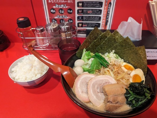 「スペシャルラーメン」@横浜家系ラーメン 赤家 中延店の写真