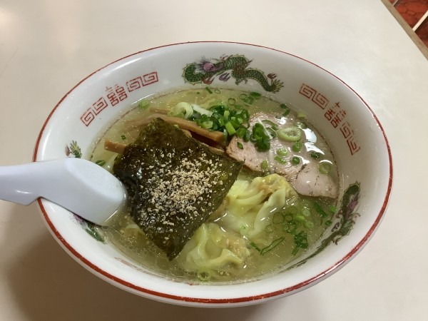 「塩ワンタンメン　800円」@お食事処・中華・和食 丸嶋の写真