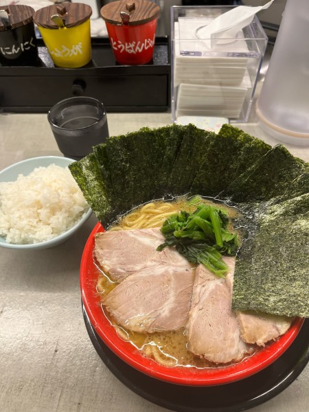 「チャーシュー麺海苔増し硬め濃いめ1120円、ライス120円」@吉祥寺 武蔵家 熊谷店の写真
