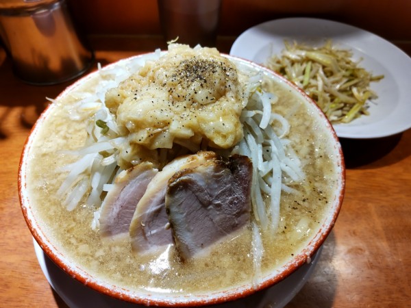 「ラーメン＋ネギ(別皿)ヤサイ、アブラ」@らーめん バリ男 豊洲店の写真