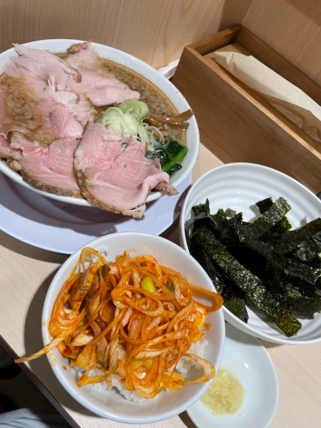 「チャーシュー背脂中華+もみのり+おろししょうが+ 辛ネギ丼」@ラーメン みなみの写真
