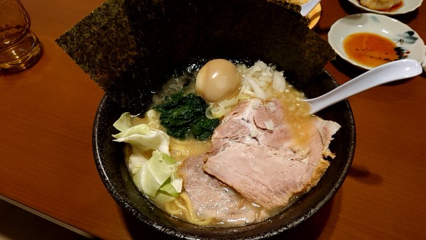 「こてっさら豚骨＋こてっさら盛り＋無料タマネギ」@麺処 竹井の写真