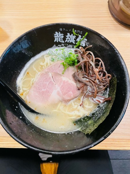 「塩とんこつラーメン」@龍旗信LEOの写真