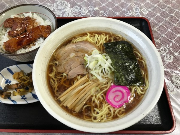 「ミニ豚丼・ラーメンセット 正油　1030円」@ラーメン まつながの写真