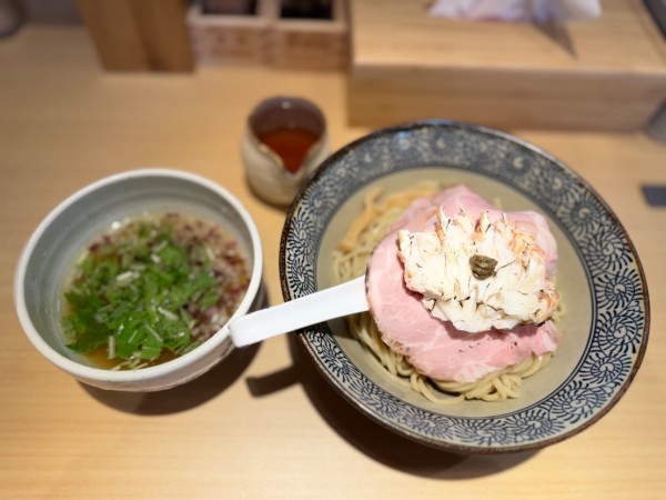 「厳選 ずわい蟹つけめん(昆布水添え) 990円」@鴨と蟹 中華そば 猿 調布南口店の写真