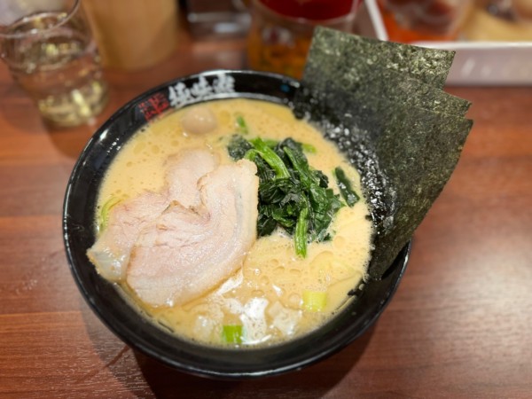 「ラーメン 800円＋LINE登録サービスチャーシュー1枚」@極味家 明大前店の写真