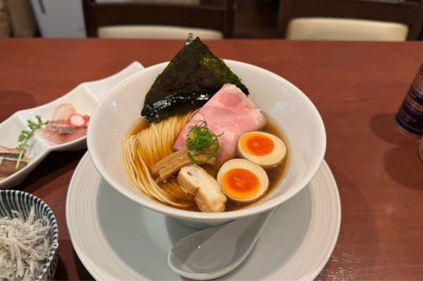 「津軽煮干し中華蕎麦（味玉入り）¥950、海鮮丼¥500」@酒肴場 屯の写真