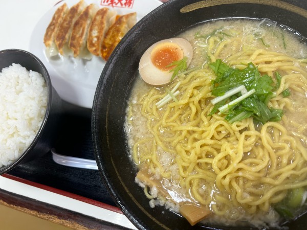 「鶏とんラーメン大盛り　餃子　ライス」@ラーメンガキ大将 谷田部店の写真