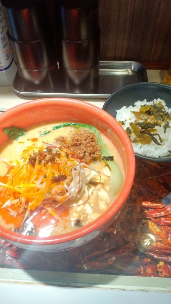 「四川担々麺（赤）大盛　辛さ2（普通）痺れ1（弱）　高菜ご飯」@四川担々麺 赤くろの写真