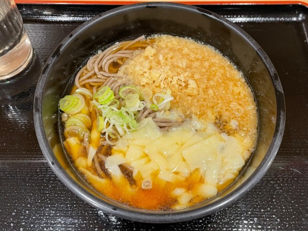 「チーズそば　￥６１０」@よもだそば 名駅地下街サンロード店の写真