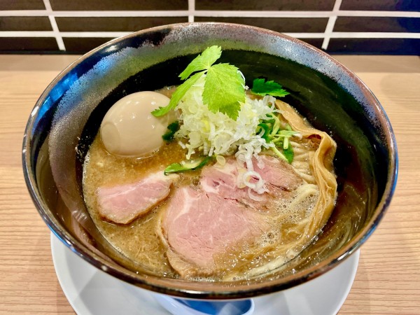 「鶏そば ＋ 半熟味付玉子」@ラーメン奏の写真