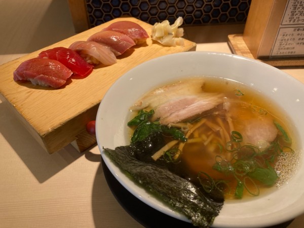 「海だし醤油らぁー麺　麺ハーフ＆赤酢握り5貫　1500円」@鮨とラーメン うおがしや 本店の写真