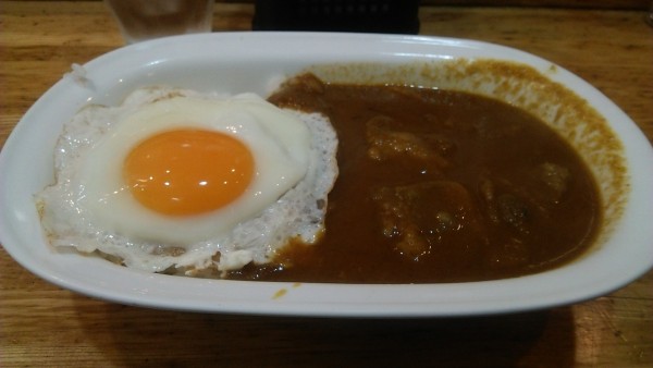「ビーフカレー中 1000円＋目玉焼き 100円」@SINCERITYの写真