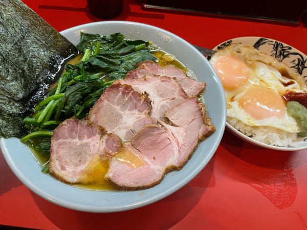 「チャーシューメン+ほうれんそう 目玉焼丼 ¥1,420」@横浜家系ラーメン 黄金家 鴨居店の写真