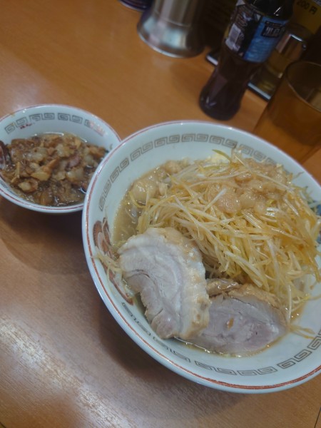 「ミニブタ+ネギ+ぶたかす」@ラーメン豚山 大塚店の写真