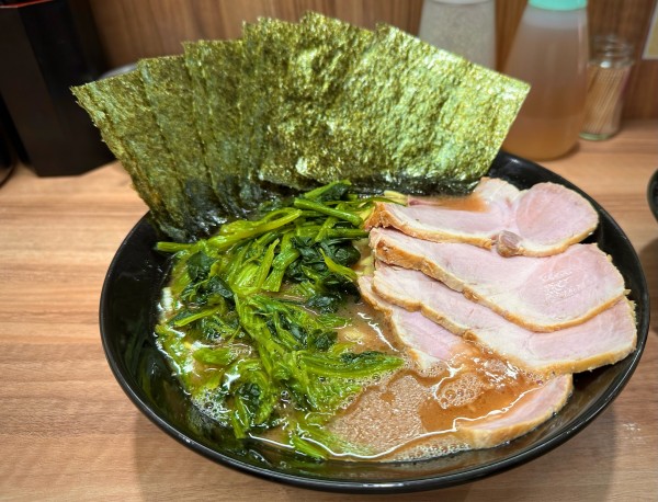 「チャーシューメン中盛＋のり＋ほうれん草」@横浜ラーメン 響家の写真
