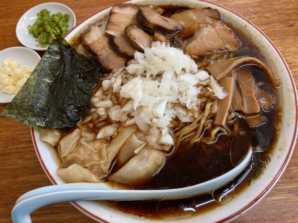 「竹岡醤油ラーメン＋チャーシュー＋ワンタン＋ニンニク＋青唐辛子」@中華そば 温故知新の写真