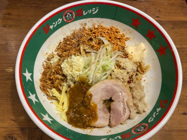 「パチパチまぜそば　940円　並」@ジャンクガレッジ 大宮2号店の写真