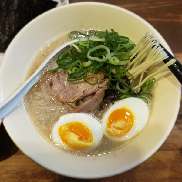 「博多豚骨ラーメン(750円)、半熟玉子、のり、白ご飯、替玉」@幸心堂の写真