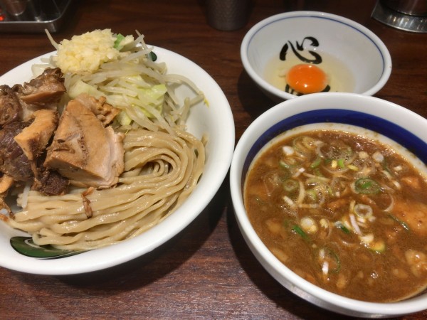 「つけめん　並（にんにく）＋生卵」@ラーメン 雷 東京本丸店の写真
