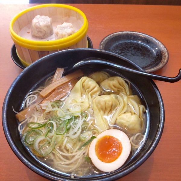 「雲呑麺＋肉焼売2個（￥1,080）」@一品軒の写真