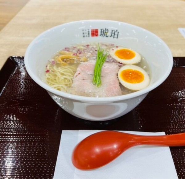 「塩ラーメン」@宍道湖しじみ中華蕎麦 琥珀 ららぽーと福岡店の写真