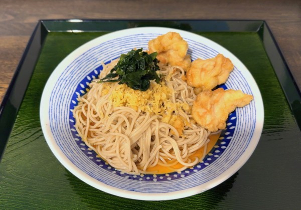 「ぶっかけそば(390円)+とり天(140円)」@そば本の写真