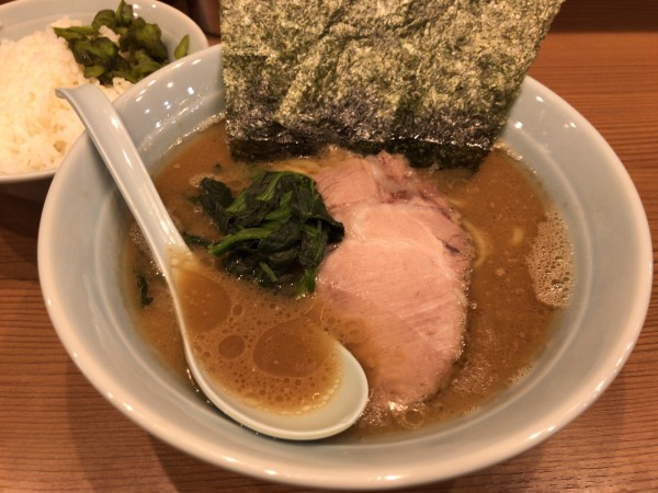 「ラーメン 並(濃いめ、多め)+無料ライス 700円」@横浜家系ラーメン 武蔵家 秋津店の写真