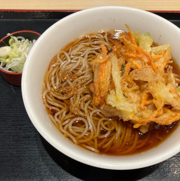 「かき揚げそば550円」@いろり庵きらく 南船橋店の写真