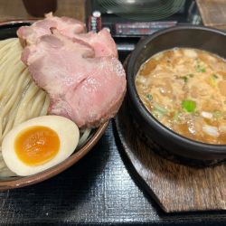 塩つけ麺大盛り1050円、釜焼きチャーシュー2枚200円